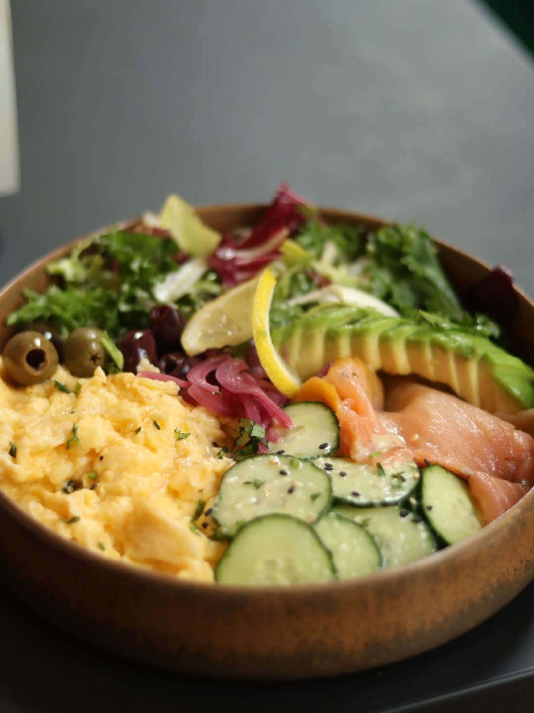 Brunch bowl cu somon afumat și avocado — Mi Cartel