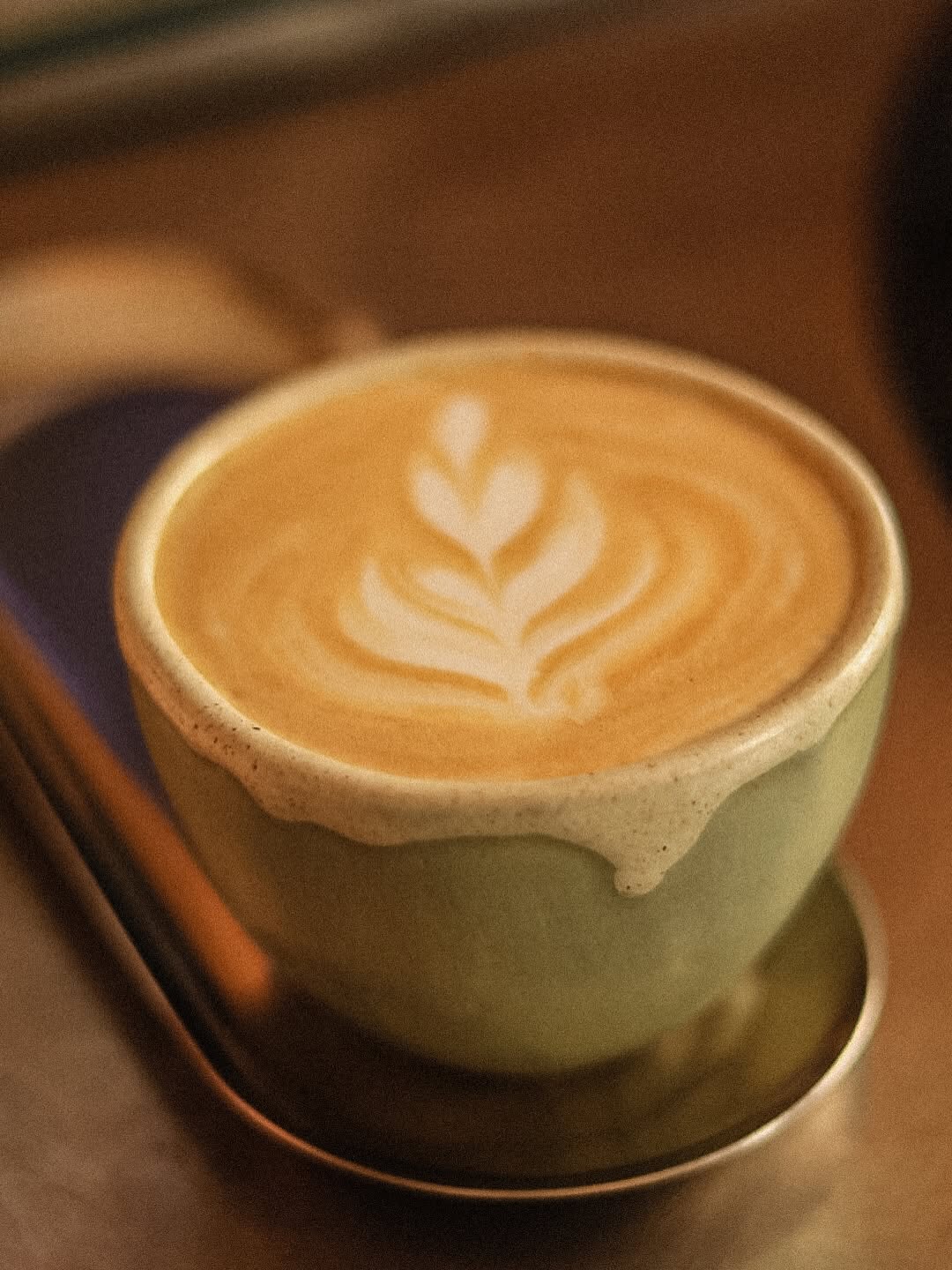 Cafea de specialitate cu latte art — Mi Cartel Arad