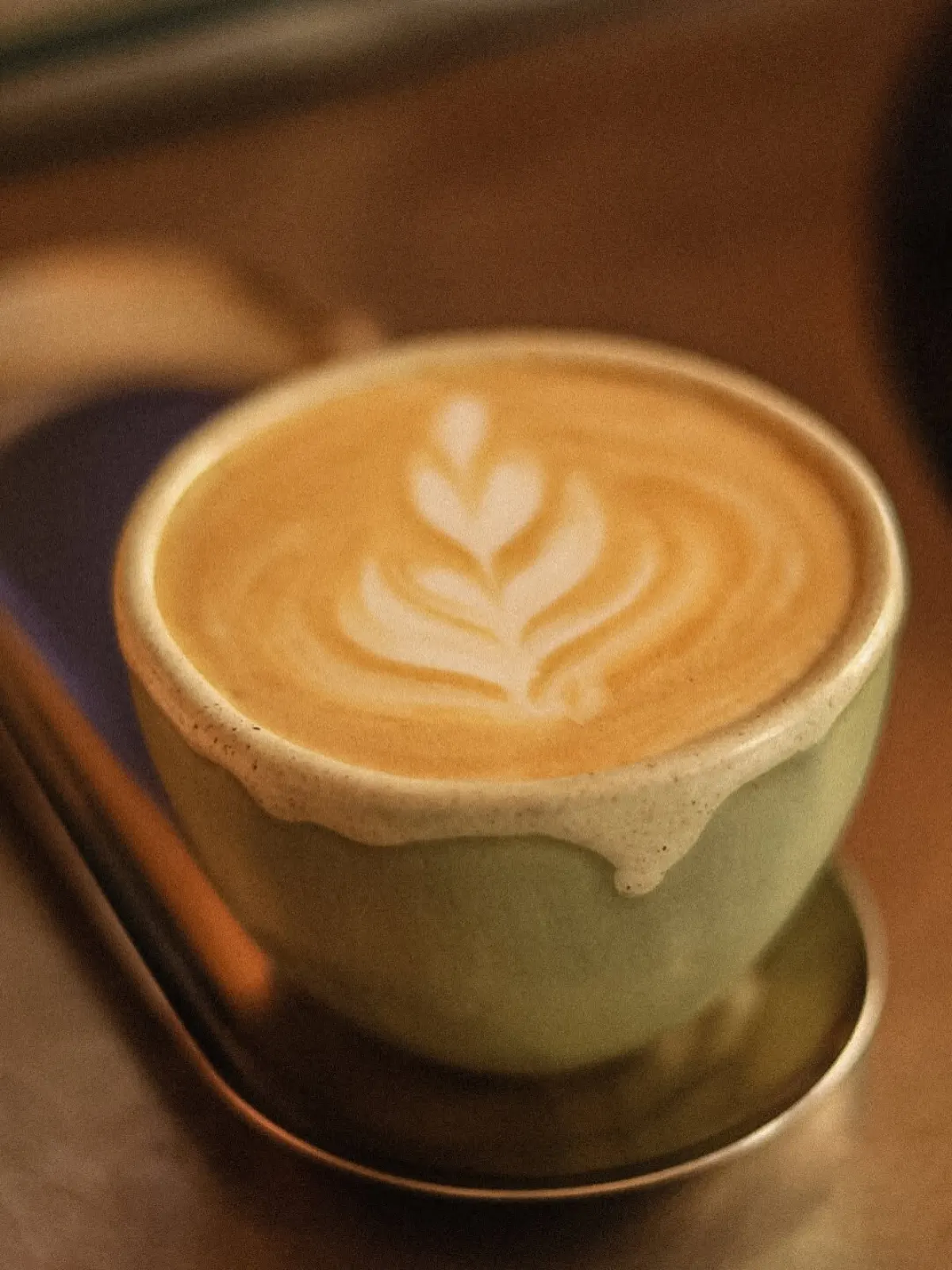 Cafea de specialitate cu latte art — Mi Cartel Arad